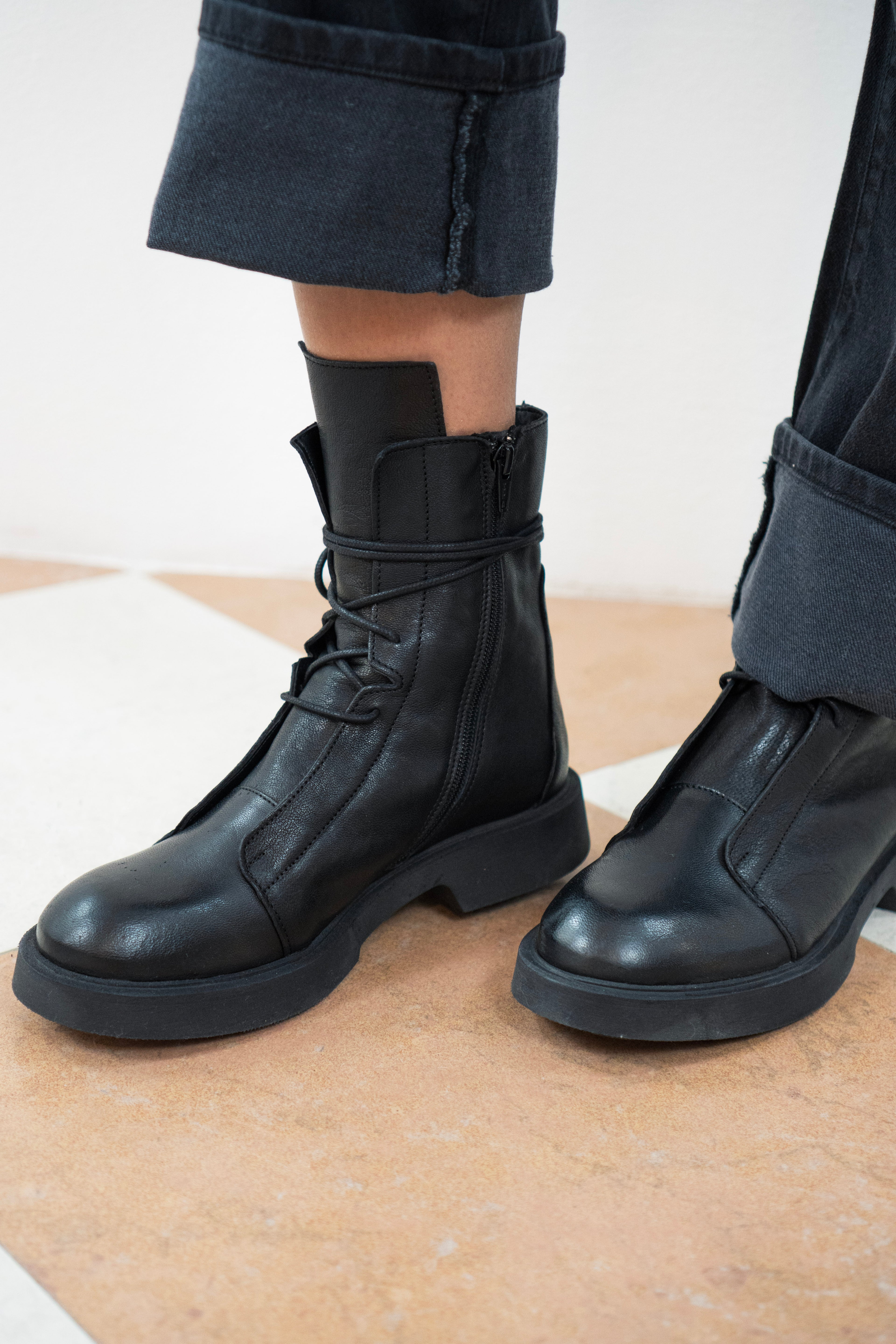 Anfibi Neri con Lacci e Zip Laterale