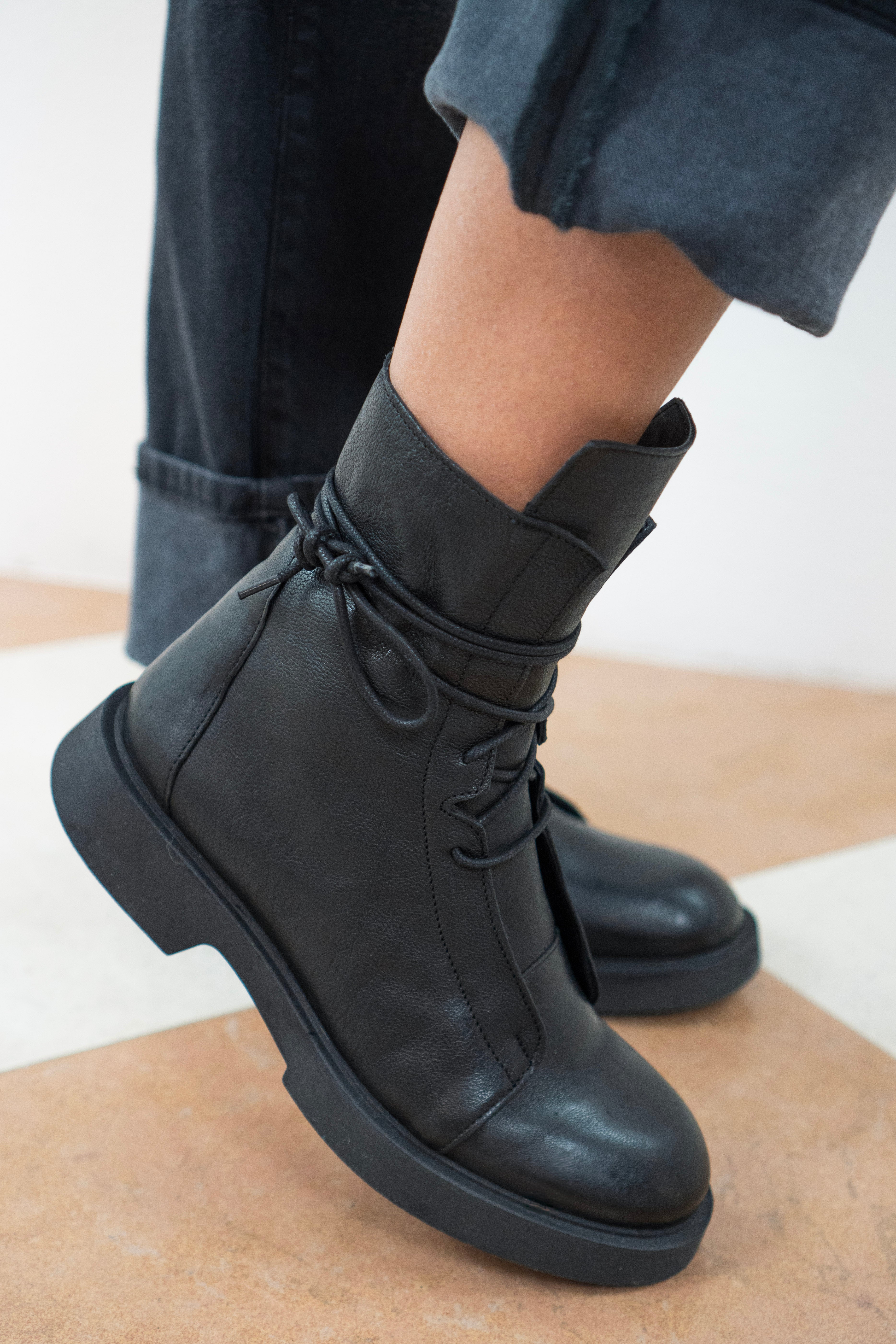 Anfibi Neri con Lacci e Zip Laterale