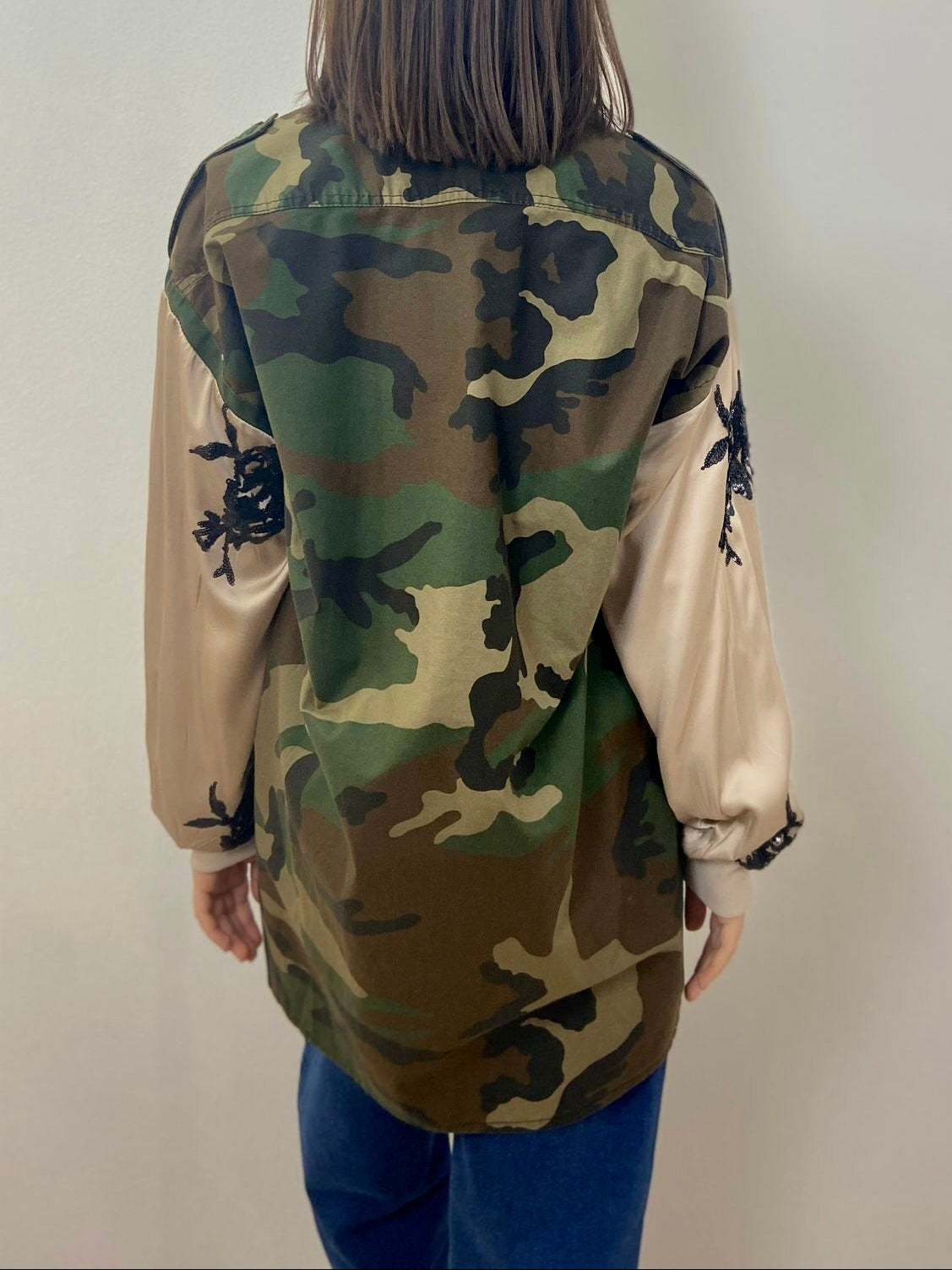 Giacca Camouflage con Inserti Ricamati