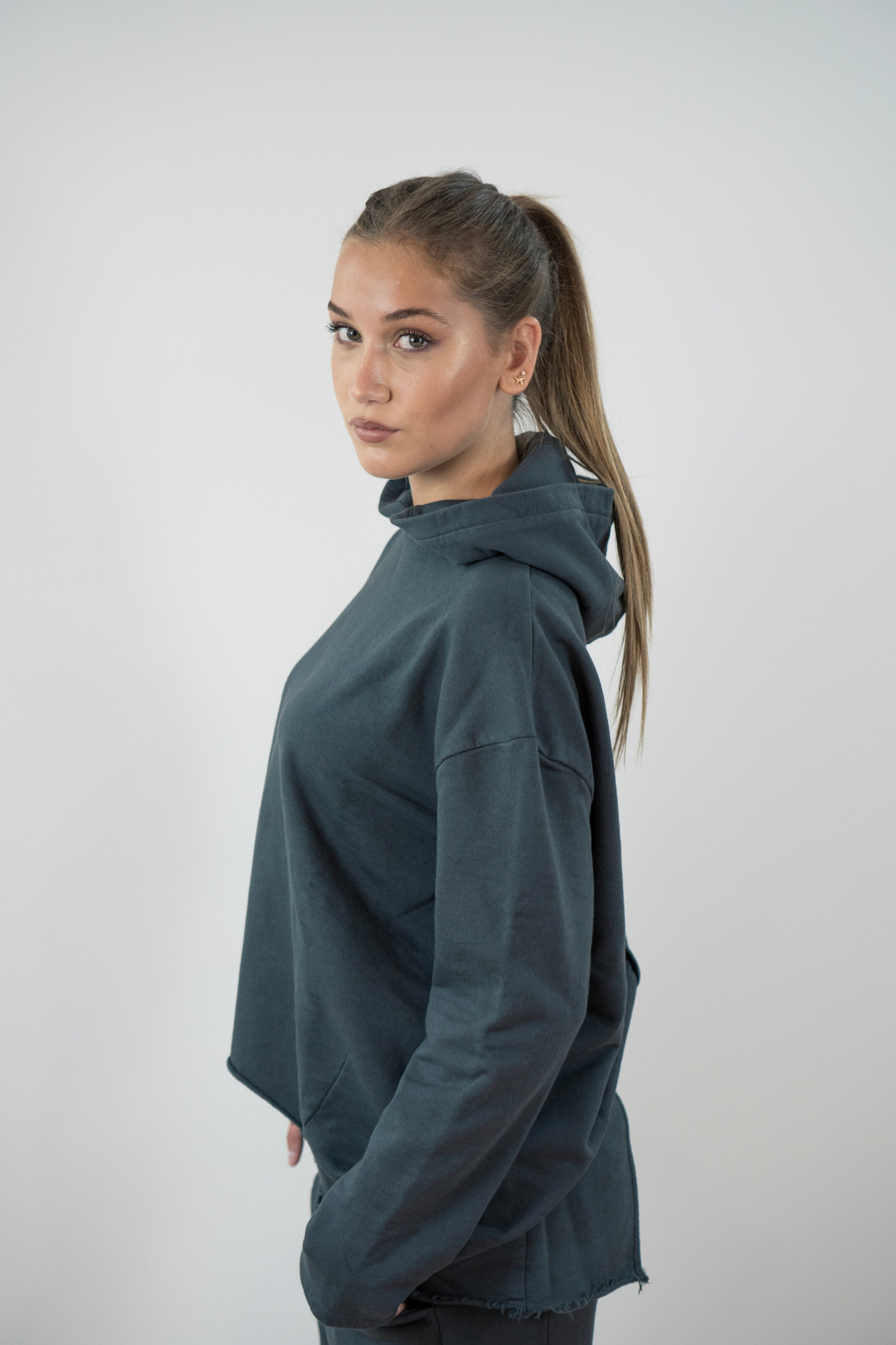 Felpa chiusa con cappuccio