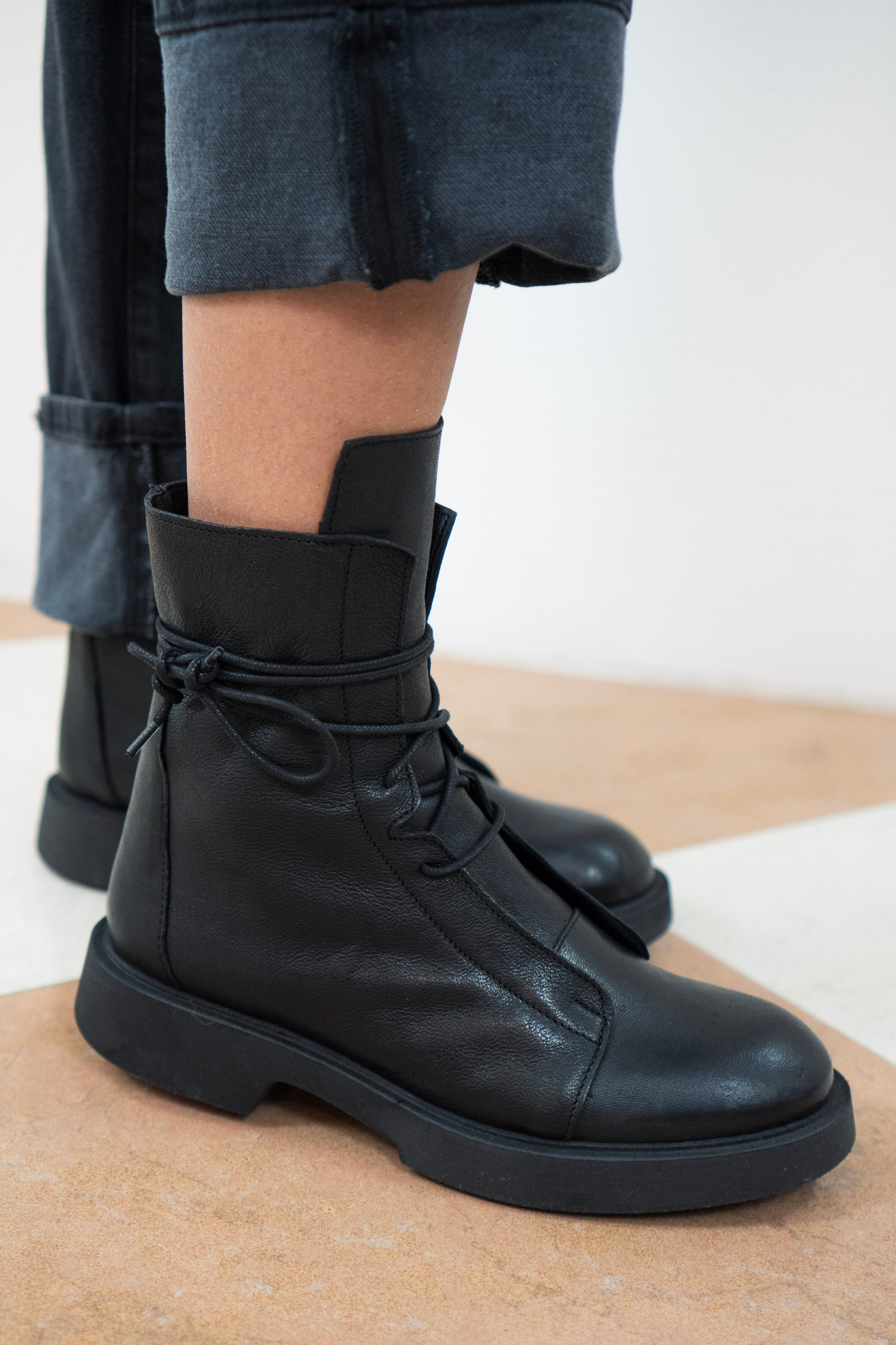 Anfibi Neri con Lacci e Zip Laterale