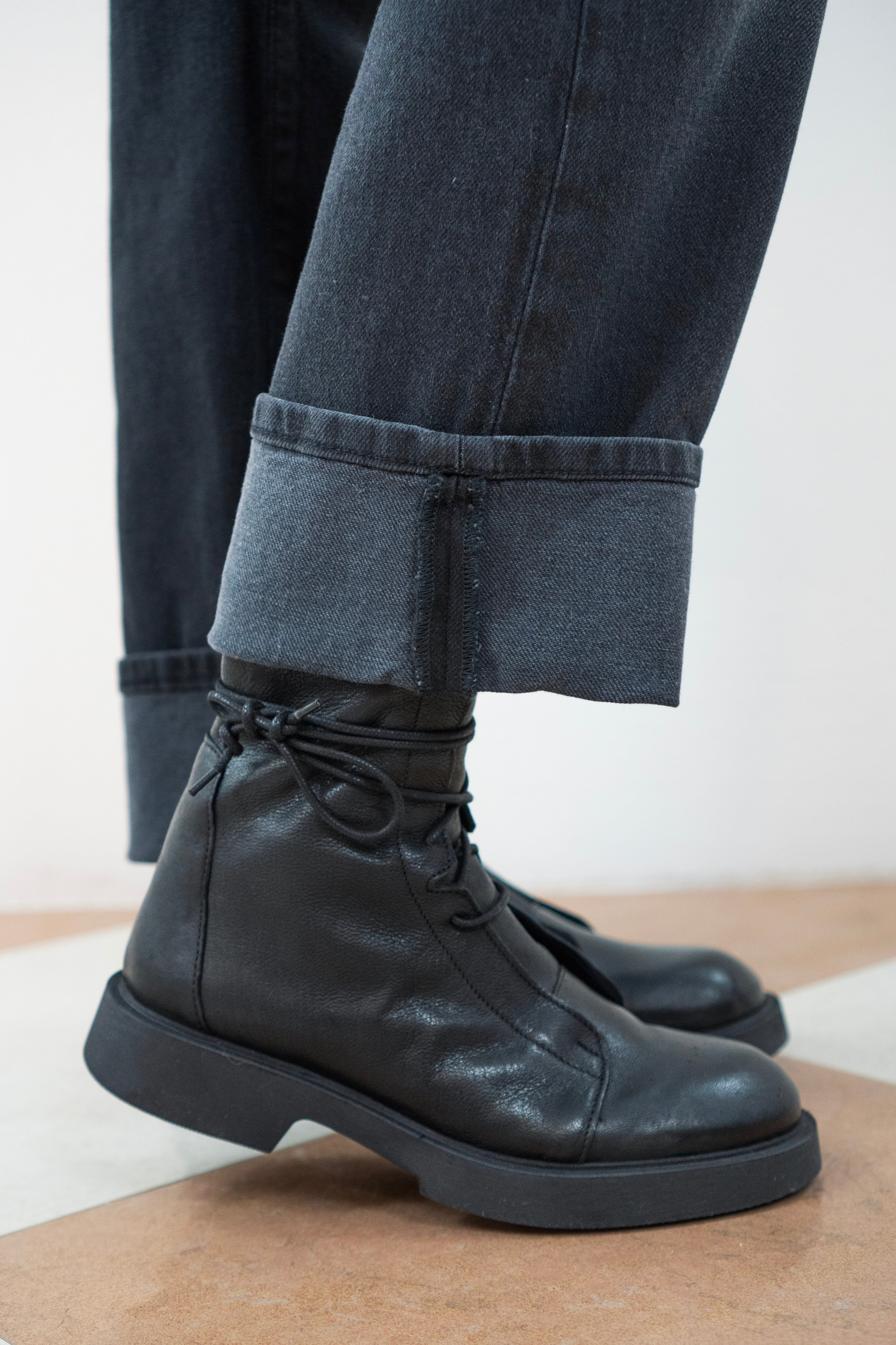 Anfibi Neri con Lacci e Zip Laterale