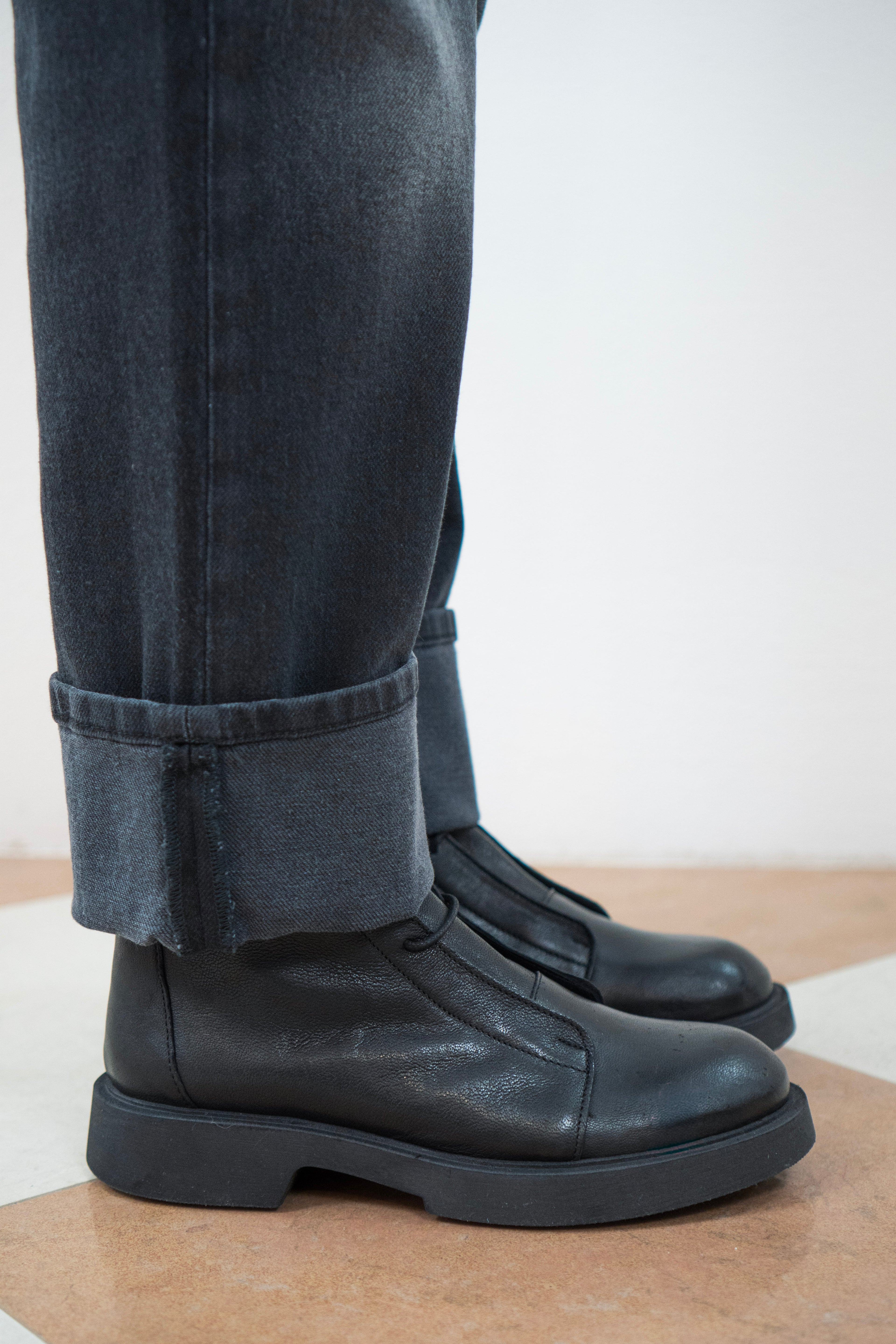 Anfibi Neri con Lacci e Zip Laterale