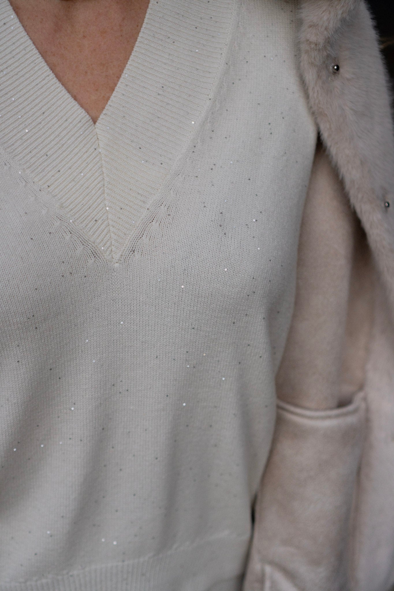 MAGLIONE BIANCO CON BRILLANTINI – SCOLLO A V