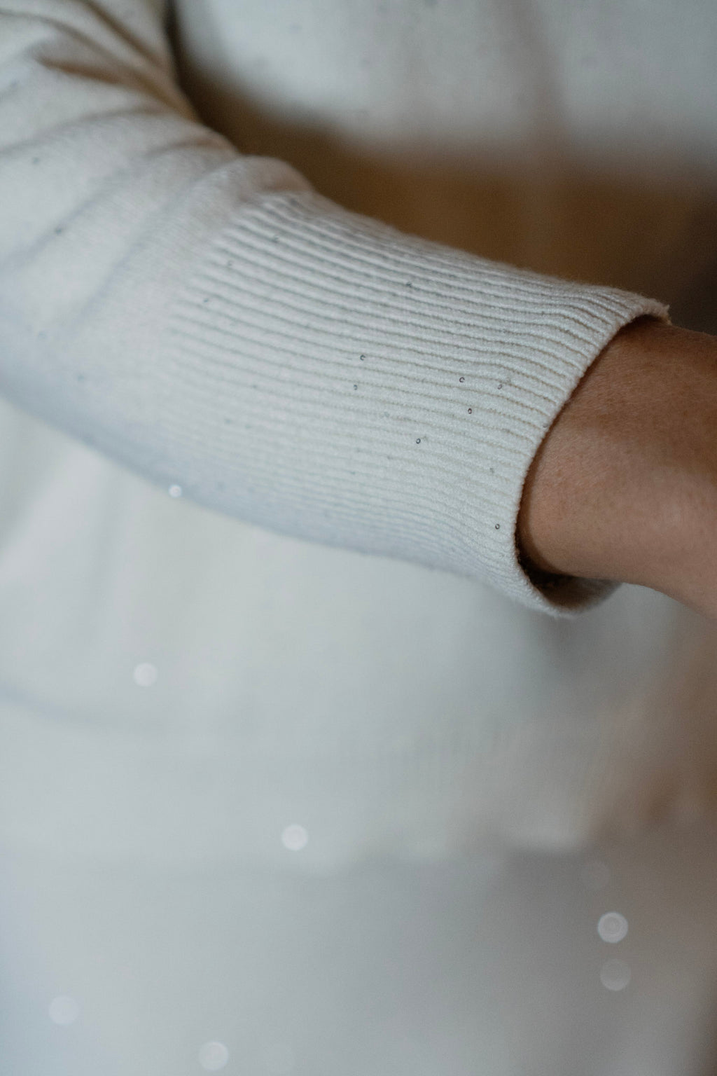 MAGLIONE BIANCO CON BRILLANTINI – SCOLLO A V