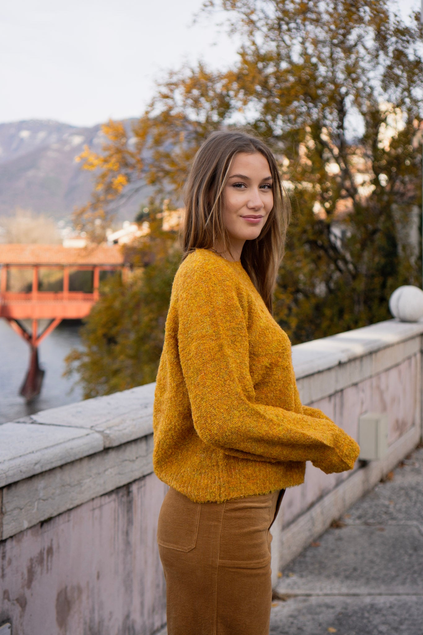 MAGLIONE NEI TONI DEL GIALLO